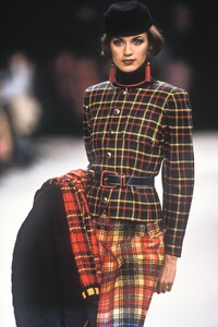 298897883_EmanuelUngaro1991WomenRTW2.thumb.jpg.7d5320d859a6e38b358cee889721ebc8.jpg