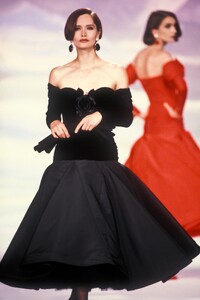 319798427_NinaRicci1990HauteCouture36.thumb.jpg.0331519c88b590b7558ba2cc2e673f55.jpg