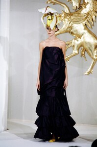 Philip Treacy Spring 2000 Couture 10.jpg