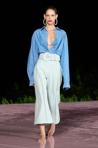 38_00038-carolina-herrera-resort-2024-credit-gorunway.jpg