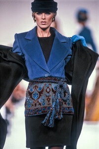 394484800_JeanLouisScherrer1990HauteCouture8.thumb.jpg.1a38b34102aaaff938b125da9e6c14e1.jpg