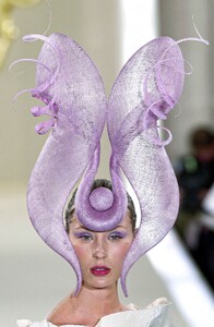 Philip Treacy Spring 2000 Couture 9.jpg