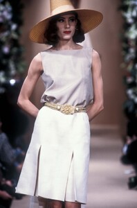 484480903_YvesSaintLaurent1991HauteCouture17.thumb.jpg.7e104a75259a14b4dcfa220fa60e552d.jpg