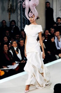 Philip Treacy Spring 2000 Couture 5.jpg