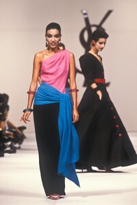 488009030_YvesSaintLaurent1985WomenRTW217.thumb.jpg.8cdaaae6532b34fa5527de60b93efa01.jpg