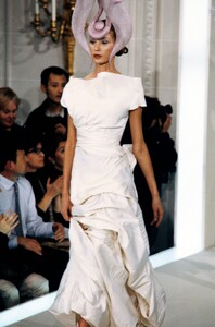 Philip Treacy Spring 2000 Couture 7.jpg