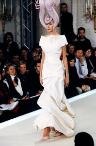 Philip Treacy Spring 2000 Couture 4.jpg