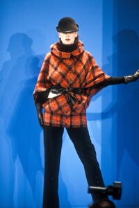 512366131_PierreCardin1991HauteCouture29.thumb.jpg.e2ff6dfe3a667b0c28a647600861570e.jpg