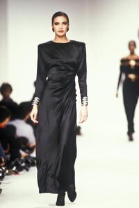 534656750_YvesSaintLaurent1989WomenRTW195.thumb.jpg.a7674f05dcc6869ec5f3eac3d2e7adac.jpg