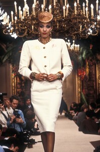 577247366_YvesSaintLaurent1985HauteCouture70.thumb.jpg.59dbdbb910ec8e7fbacdb084754f7a0b.jpg