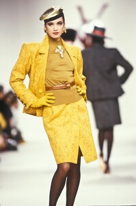 605849898_YvesSaintLaurent1989WomenRTW114.thumb.jpg.89bb71b99c5bbe418a942d1fabc5ed98.jpg