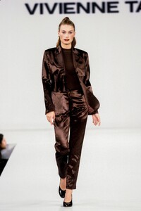 611253440_VivienneTam1995WomenRTW7.thumb.jpg.55b5ee3235b8ae5941b9d2f6fcf73056.jpg