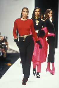 63572524_ChristianDior1993WomenRTW115.thumb.jpg.7f36f62b5bc6c2c1297ff110b7392308.jpg