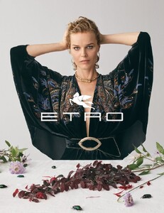 648902968_EtroFW2020CampaignbDarioCatellani(4).thumb.jpg.59927bc67077bc62c1f80cfd3e0b2684.jpg