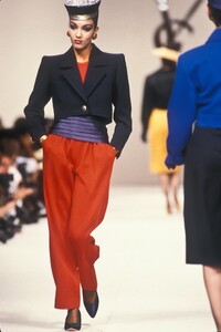 655121203_YvesSaintLaurent1985WomenRTW153.thumb.jpg.890a10f3cf1676928d8df04ce29db7ad.jpg