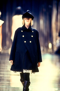 689535996_YohjiYamamoto1992WomenRTW10.thumb.jpg.bceabd786b678ea2f3e10d33d778525c.jpg