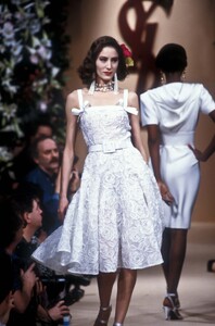 72499031_YvesSaintLaurent1991HauteCouture53.thumb.jpg.f8c5dadd6470d55d806d762e82f71af4.jpg