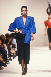 746406761_YvesSaintLaurent1985WomenRTW166.thumb.jpg.dd31f600331cf6c1da986c093039d917.jpg