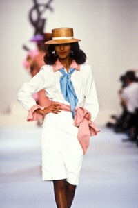 853828993_YvesSaintLaurent1987WomenRTW96.thumb.jpg.fd95179d5f0d3c98b621663150fb6f34.jpg