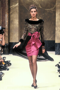 926785956_JeanLouisScherrer1988HauteCouture73.thumb.jpg.1cdf2196ea040c7676867f0a589acd51.jpg