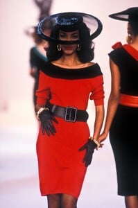 93062256_YvesSaintLaurent1987WomenRTW170.thumb.jpg.2f950efba613e0bd3ffff925861c240e.jpg