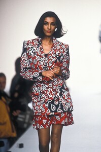 935322888_JeanLouisScherrer1992WomenRTW24.thumb.jpg.e5ab13dbf53c4ef48f34633da3c2022f.jpg