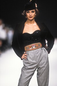 958970246_EmanuelUngaro1991WomenRTW96.thumb.jpg.80378fffaa81e431fe00ce03e23859d9.jpg