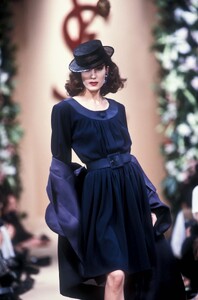 984549514_YvesSaintLaurent1991HauteCouture41.thumb.jpg.3ff4618624c61a38d04673ac76a46947.jpg