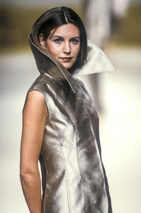 992048404_LouisFeraud1998HauteCouture35.thumb.jpg.c956a82ab38c09a70d185439e7b69540.jpg