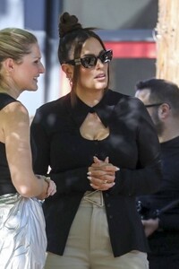 Ashley-Graham---On-a-commercial-shoot-in-Studio-City-11.jpg