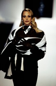 Christian-Dior-FW-1993-102.thumb.jpg.ead13bd21fced381390b45d02b9bcdf3.jpg