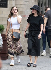 Courteney-Cox---With-daughter-Coco-Arquette-out-in-New-York-01.jpg