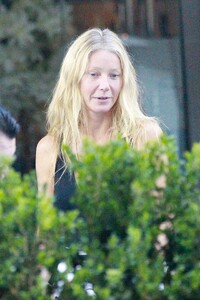 Gwyneth-Paltrow---With-family-and-friends-at-Mr.-Chow-in-Beverly-Hills-02.jpg