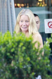 Gwyneth-Paltrow---With-family-and-friends-at-Mr.-Chow-in-Beverly-Hills-03.jpg