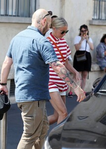 Gwyneth-Paltrow---With-her-former-husband-Chris-Martin-and-son-Moses-at-Bar-Luce-in-Milan-06.jpg
