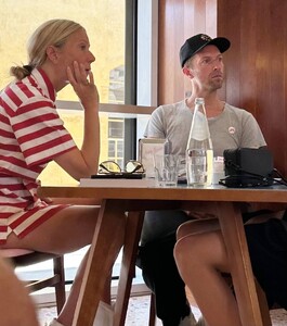 Gwyneth-Paltrow---With-her-former-husband-Chris-Martin-and-son-Moses-at-Bar-Luce-in-Milan-23.jpg