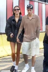 Hailey-Bieber---With-Justin-spotted-at-Air-Pegasus-Heliport-in-New-York-01.jpg