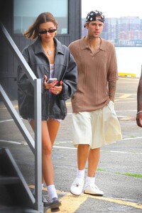 Hailey-Bieber---With-Justin-spotted-at-Air-Pegasus-Heliport-in-New-York-04.jpg