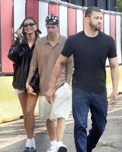 Hailey-Bieber---With-Justin-spotted-at-Air-Pegasus-Heliport-in-New-York-05.jpg