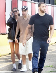 Hailey-Bieber---With-Justin-spotted-at-Air-Pegasus-Heliport-in-New-York-15.jpg