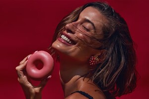 Hailey-Bieber-Rhode-Strawberry-Glaze-2023-Campaign01.jpg