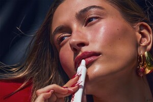 Hailey-Bieber-Rhode-Strawberry-Glaze-Lip-Treatment-2023-Campaign02.jpg