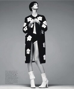 Harpers-Bazaar-February-No-02-2013-dragged-31.thumb.jpg.dce6c220740e4ff0fedfb2eddb96b731.jpg