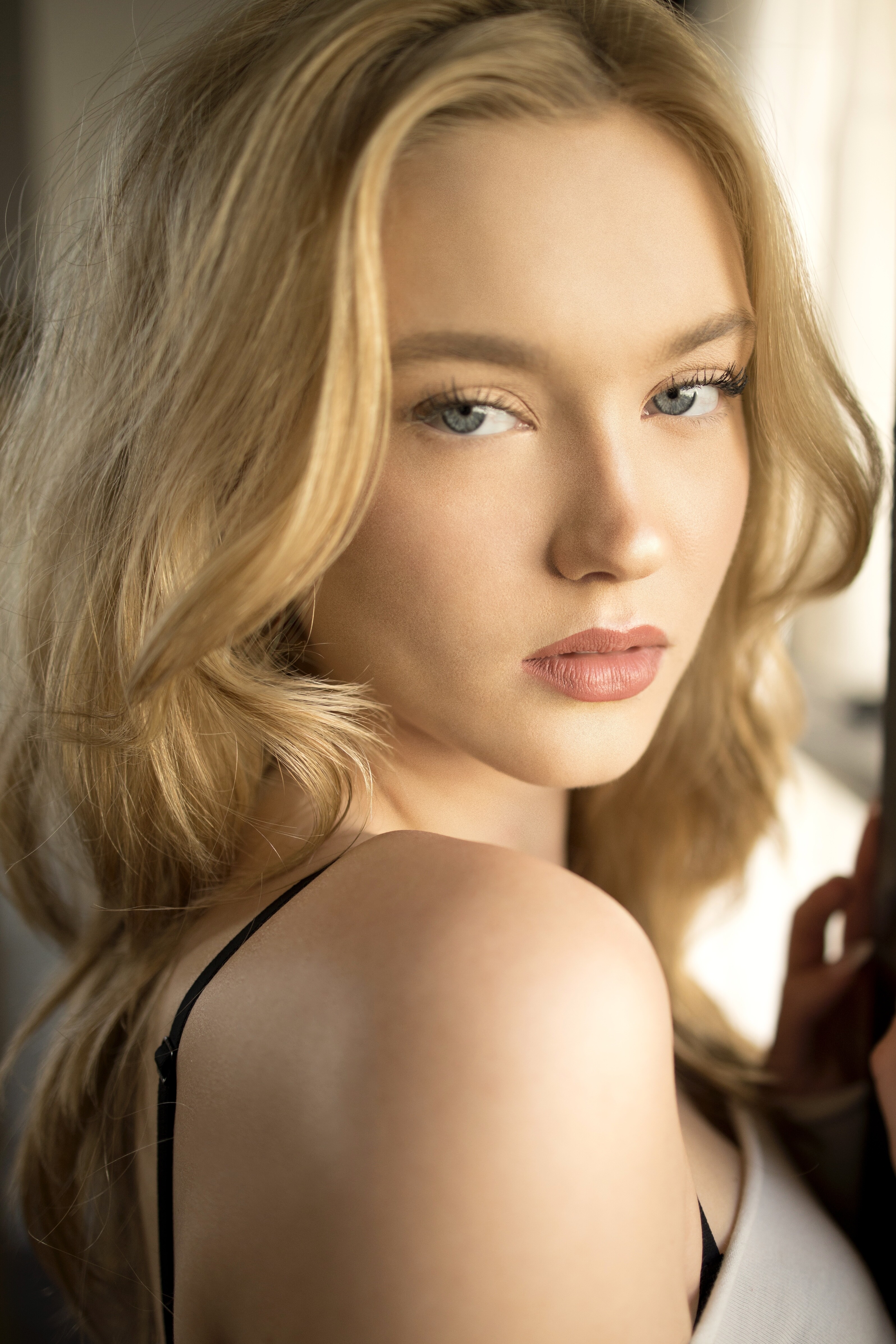 Chloe Rose Robertson - Actresses - Bellazon