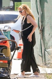 Rumer-Willis---Takes-her-baby-out-in-West-Hollywood-02.jpg