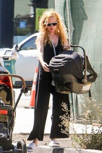 Rumer-Willis---Takes-her-baby-out-in-West-Hollywood-03.jpg