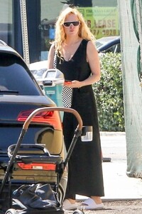 Rumer-Willis---Takes-her-baby-out-in-West-Hollywood-05.jpg
