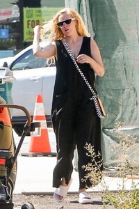 Rumer-Willis---Takes-her-baby-out-in-West-Hollywood-08.jpg