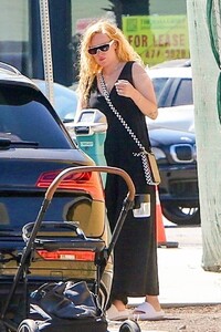 Rumer-Willis---Takes-her-baby-out-in-West-Hollywood-14.jpg