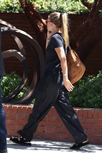 Sofia-Richie---Makes-her-way-to-South-Beverly-Grill-in-Beverly-Hills-01.jpg